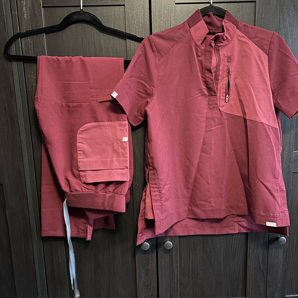 Figs burgundy scrub set